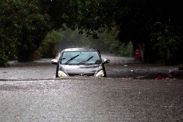 Diguyur Hujan Beberapa Jam, Surabaya Dikepung Banjir