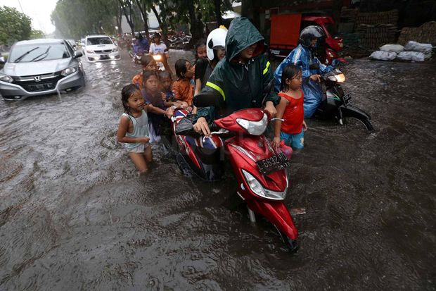 Banjir Kepung Surabaya, Banyak Kendaraan Mogok