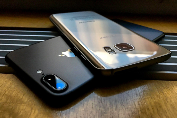 Apple Susul Samsung Bikin Smartphone Lipat