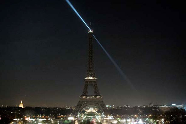Berduka untuk Korban Teror Mesir, Lampu Menara Eifel Dipadamkan