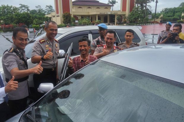 Polda Banten Serahkan Mobil Sitaan, Sopir Angkutan Online Ini Bahagia