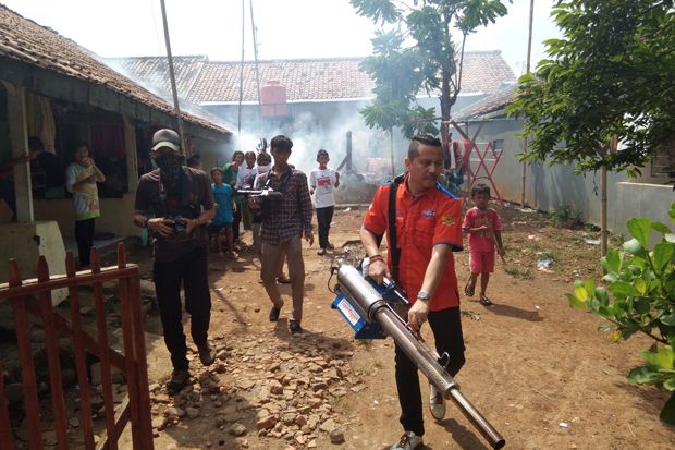 Ketum Rescue Perindo Turun Langsung Asapi Rumah Warga di Karawang