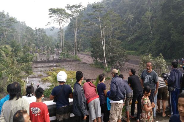 Gunung Agung Terus Meletus, 17 Desa di Karangasem Harus Dikosongkan