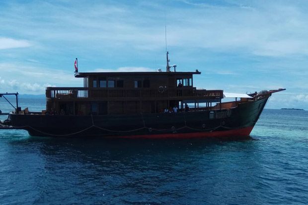 Tabrak Terumbu Karang di Raja Ampat, Kapal Wisata Belum Bisa Dievakuasi