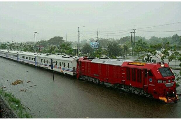 Ketangguhan Lokomotif CC 300 Buatan PT INKA Menerobos Banjir Porong