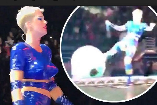Waduh, Katy Perry Tendang Bola ke Wajah Fans