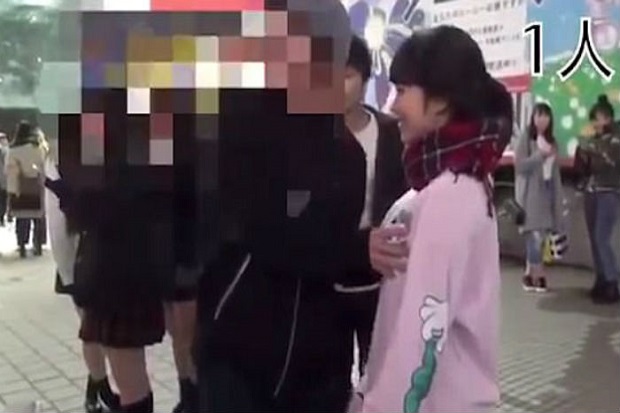 Gadis Jepang Bebaskan Orang Sentuh Payudaranya demi Perdamaian Dunia
