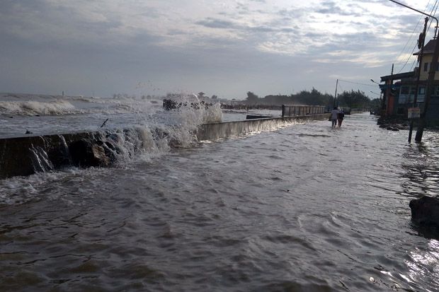 Ombak Besar Terjang Tanggul Laut, Ribuan Rumah di Pekalongan Terendam