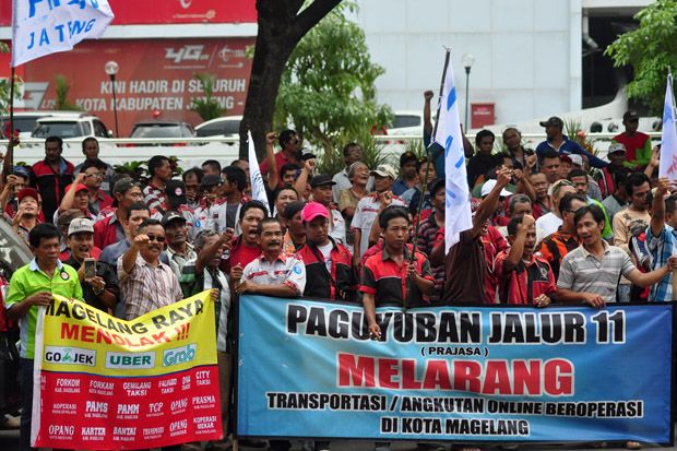 Blokade Jalan, Sopir Angkot Semarang Demo Gubernuran