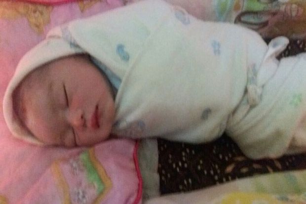 Baru Lahir 2 Jam, Bayi Cantik Ini Malah Dibuang ke Parit