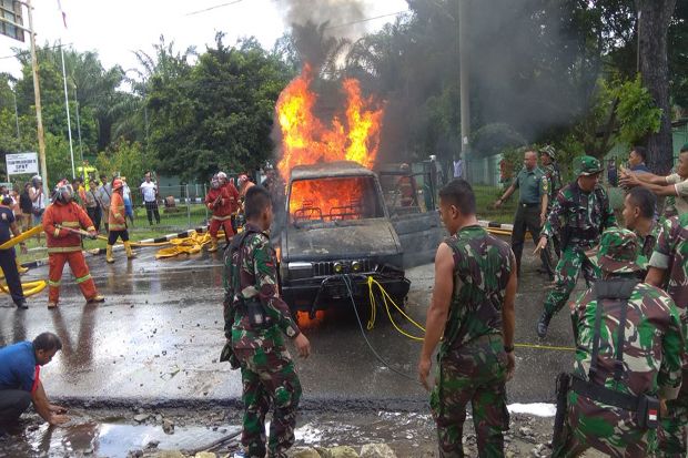 Mobil Kijang Terbakar di SPBB TNI