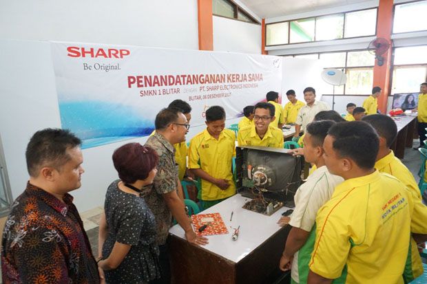 Dukung Pendidikan, Sharp Class Singgah di SMKN 1 Blitar