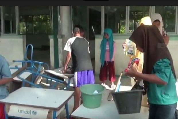 Korban Banjir Aceh Selatan: Pak Presiden Tolong Kami, Bangku dan Meja Sekolah Rusak