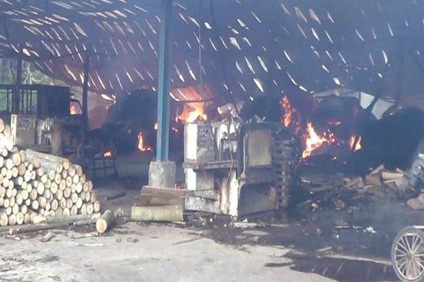 Gudang Pabrik Pengolahan Kayu Lapis di Batang Terbakar