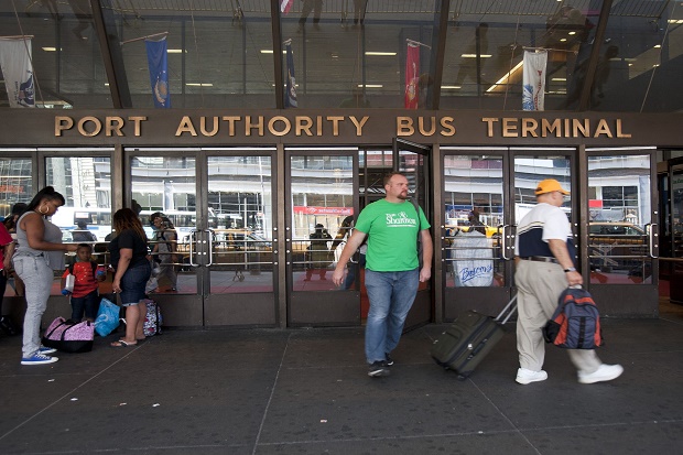 Ledakan Guncang Terminal Bus Tersibuk di Kota New York