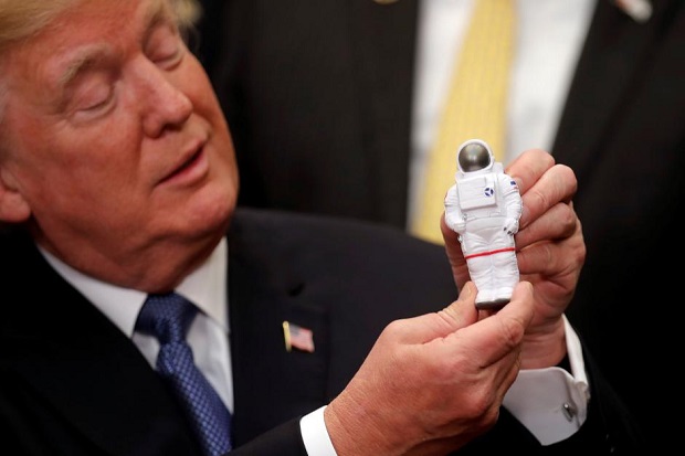 Trump Minta Astronot AS Dikirim Lagi ke Bulan