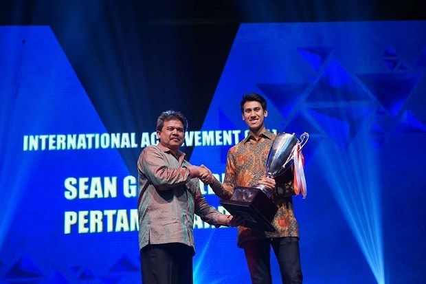 Sean Gelael Terima IMI Award 2017