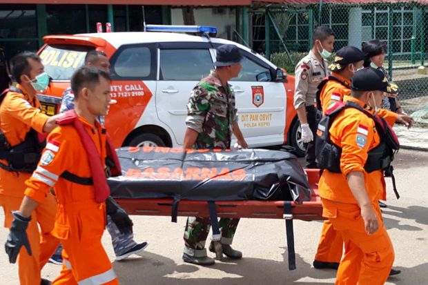 Tim SAR Evakuasi Mayat Laki-laki Berliontin Giok ke RS Bhayangkara Polda Kepri