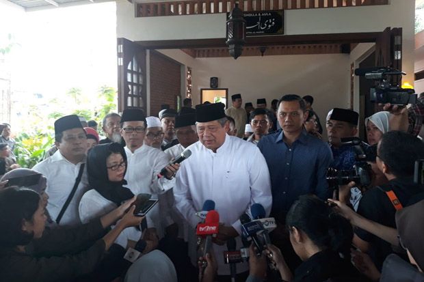 Presiden RI ke-6 SBY Turut Salatkan Jenazah AM Fatwa