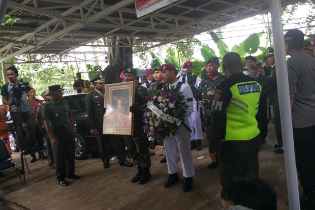 Keluarga Iringi Pemakaman Jenazah AM Fatwa di TMP Kalibata