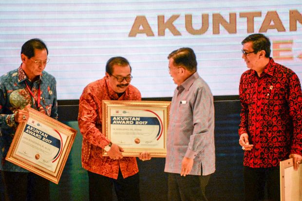 IAI Beri Penghargaan Akuntan Award 2017 ke Gubernur Soekarwo