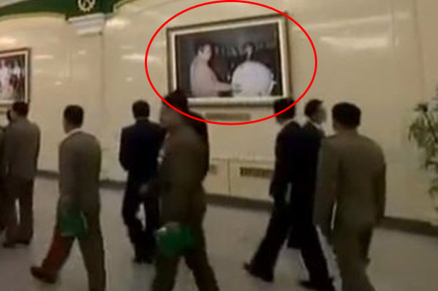 Kim Jong-il Berfoto dengan Bom Atom?