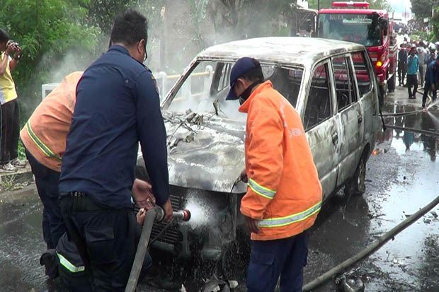 Bawa Wanita Hamil, Mobil Dinas Milik Pemkab Serang Terbakar