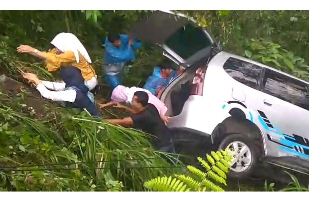 Minibus Masuk Jurang, Penumpang Dievakuasi Penuh Dramatis