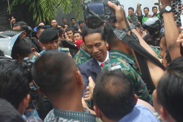 Melihat Momen Nostalgia Jokowi Bersama Teman Kampus dan Dosen