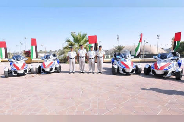 Kepolisian Abu Dhabi Gilas Gurun Pasir dengan Motor Ambulans