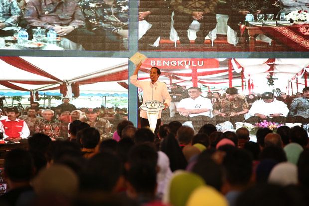 Jokowi Serahkan 10.350 Sertifikat Tanah kepada Warga Jawa Tengah