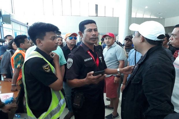 Ratusan Penumpang Garuda dan Nam Air Mengamuk di Bandara DEO Sorong