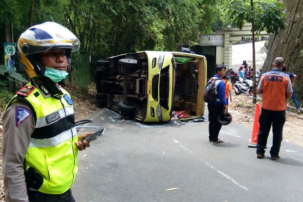 Bus Pengangkut 25 Pelajar Terguling di Lembang