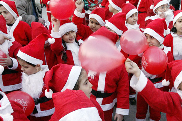 Setahun Pembebasan, Sinterklas Cilik Ramaikan Jalan Aleppo saat Natal