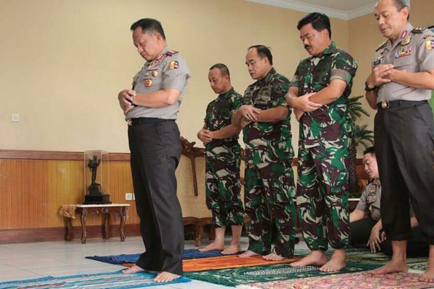 Jenderal Tito Imami Salat Ashar Tiga Petinggi TNI
