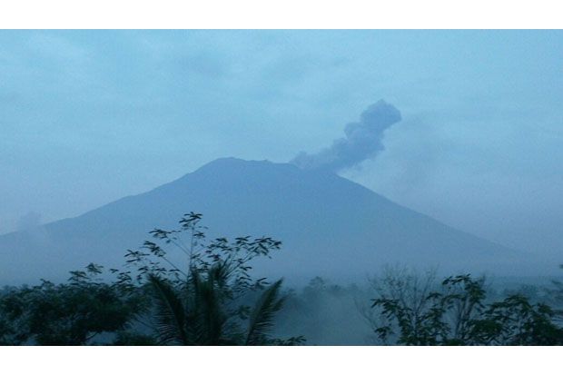 Kembali Erupsi Gunung Agung Muntahkan Abu Vulkanik Setinggi 1.000 Meter