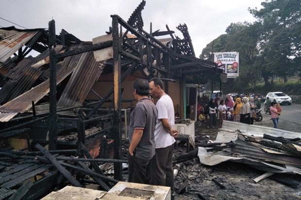 10 Kios Pedagang di Jalan Raya Tangkubanparahu Terbakar