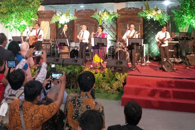 Para Menteri Ngeband, Jokowi Request Lagu Balikin