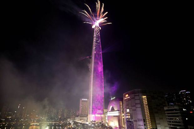 Kemeriahan Pesta Kembang Api di Menara Tertinggi di Negeri K-Pop