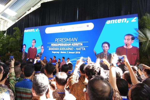 Pakai Kaos Oblong, Jokowi Resmikan KA Bandara Soetta