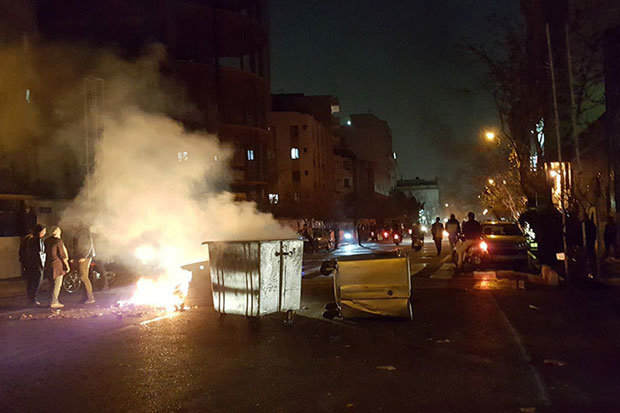 Perwira Polisi Iran Tewas Ditembak Demonstran