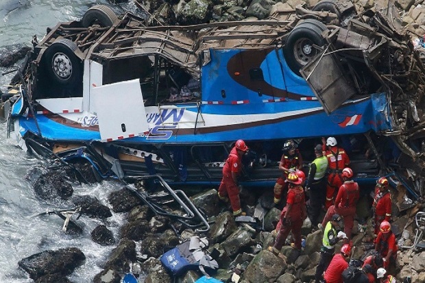 Bus Maut Terjun ke Jurang Tikungan Setan di Peru, 30 Tewas