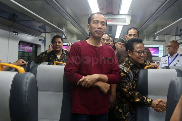 Menebak Pesan di Balik Kaus Lengan Panjang Jokowi
