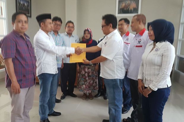 Tim Verifikasi KPU Naik Perahu Cari Kader Perindo di Tengah Rawa Pening