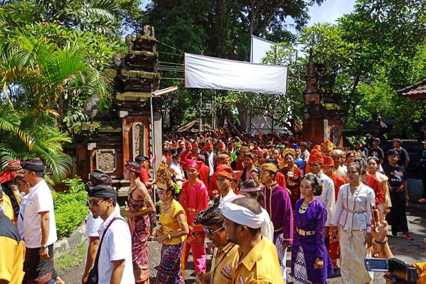 Pakai Baju Daerah, 10 Ribu Massa Iringi Cagub PDIP Daftar di KPU Bali
