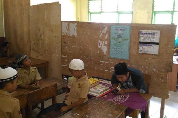Miris! Siswa Madrasah Belajar Bersekat Triplek Bolong