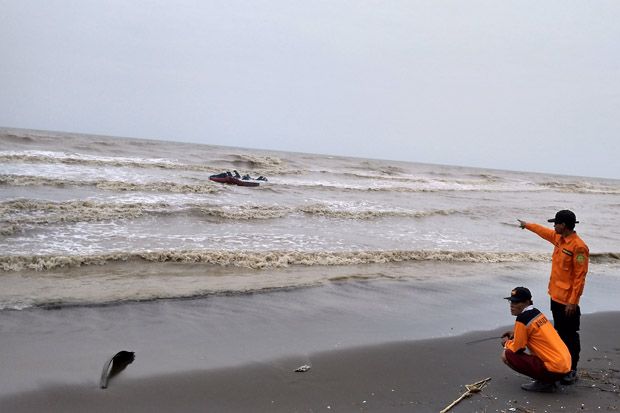 Kapal Nelayan Pecah Dihantam Ombak, Dua Nelayan Hilang