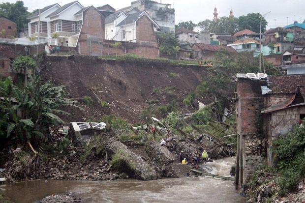 Bencana Longsor Mengintai, 5 Rumah di Permukiman Padat Penduduk Roboh