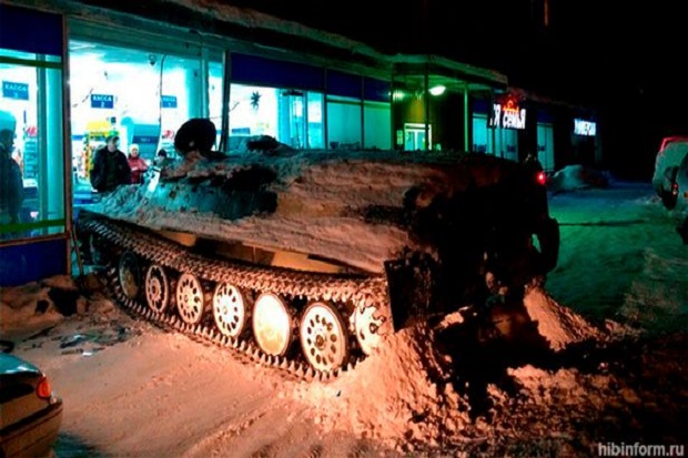 Demi Sebotol Anggur, Pria Rusia Tabrak Supermarket dengan Tank