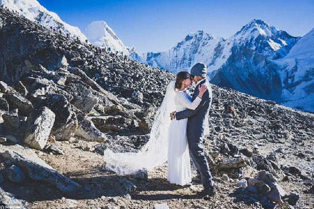 Pasangan Australia Menikah di Gunung Everest